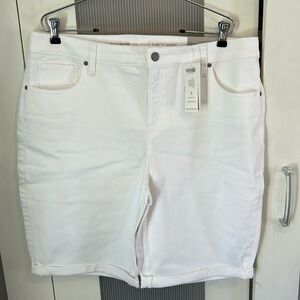 NWT $75.50 Chico's White cotton-blend 
Denim Shorts. So Slimming Girlfriend